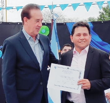 Marcón entregando al presidente comunal de El Rabón, la declaración de Interés