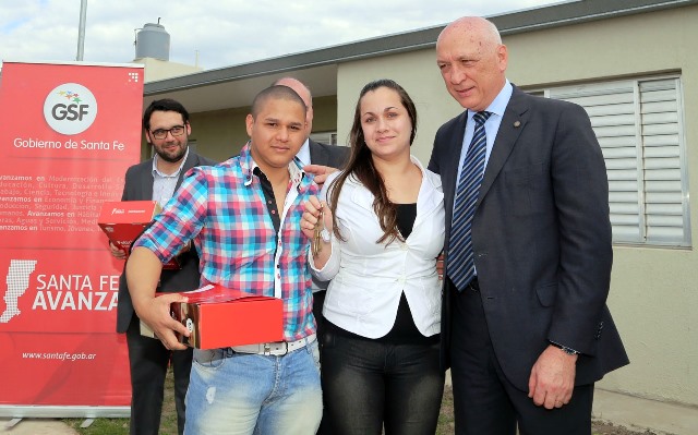 Se entregaron 40 viviendas y aportes económicos