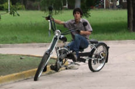 Una bici moto artesanal