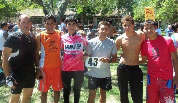 Atletas tosquenses en un triatlón