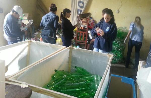 Trabajan en el reciclado de botellas plásticas