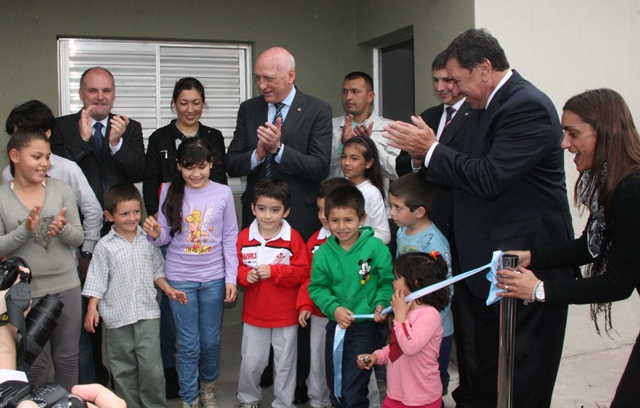 Se entregaron 40 viviendas y aportes económicos