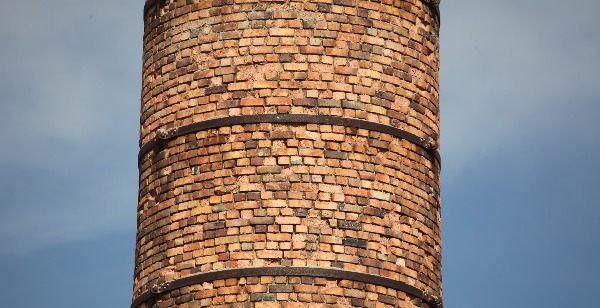 Demorada restauración chimenea de Las Mercedes