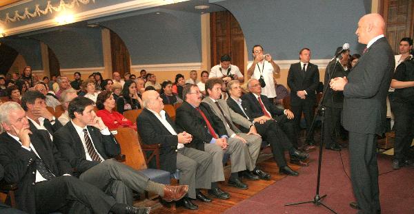 Bonfatti entregó 52 escrituras