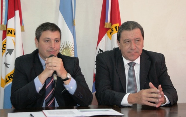 Firma de convenio y aportes para viviendas