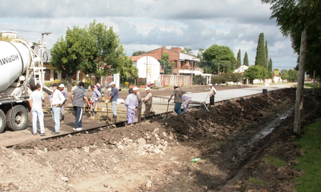 Pavimentan otra cuadra de Bv. Urquiza
