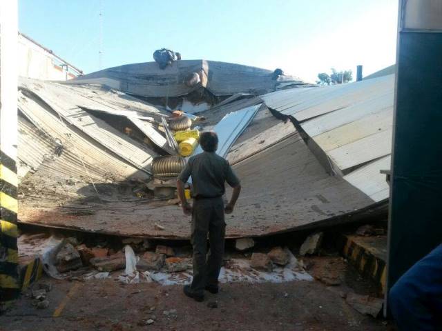 Derrumbe del techo de un galpón de la curtiembre Arlei