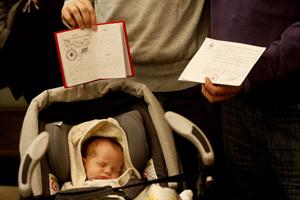 El apellido materno puede anteceder al paterno