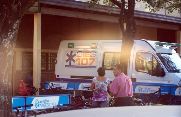 Esposado baleó a un policía