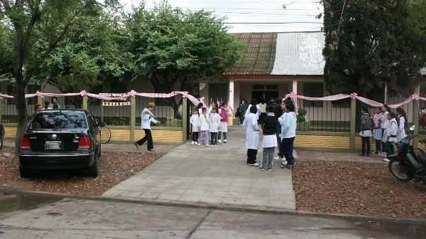 Homenaje a fallecidos de la Escuela 6110 Carlos Saavedra Lamas