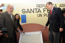 Descubrieron la placa del monolito