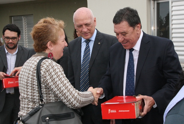 Se entregaron 40 viviendas y aportes económicos