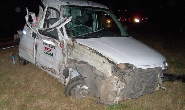 Impacta utilitario contra un semiremolque en Ruta 11