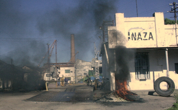 Obreros con medidas de fuerza