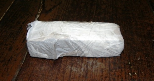 Incautan trozo compacto de droga