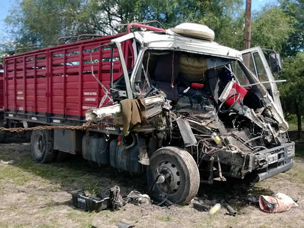 Muere un menor en un choque de camiones