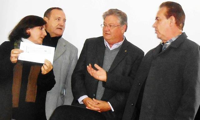 Entregó 121.000 pesos a 9 instituciones