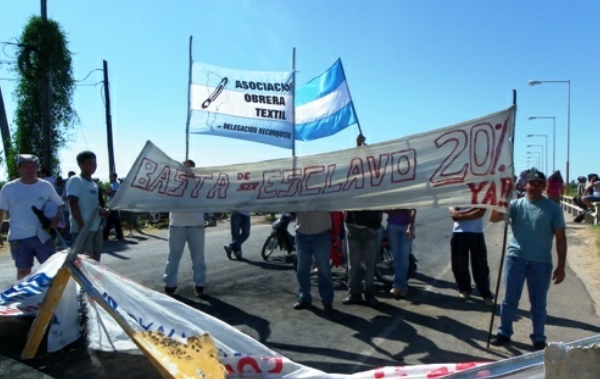 Largas colas de camiones y ómnibus por el corte de la Ruta 11