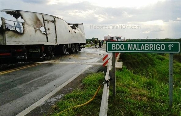 Se despistó e incendió un camión