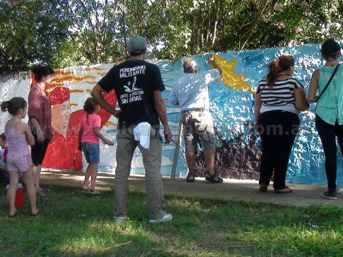 Pintan mural en homenaje a Hugo Chavez