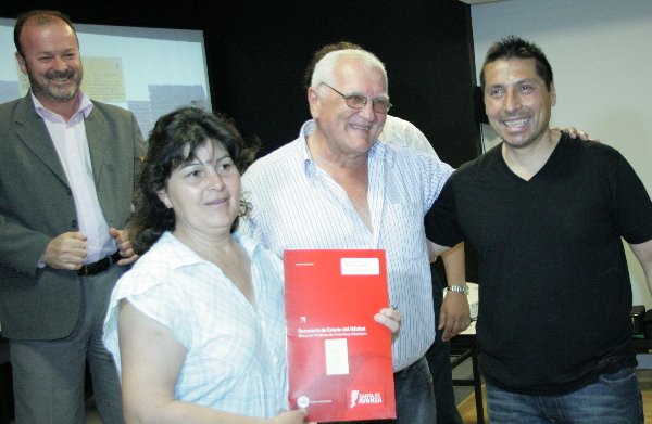 Entregaron dos viviendas y 30 escrituras