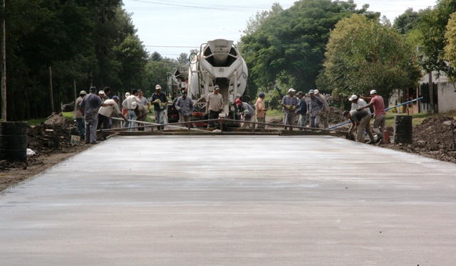 Pavimentan otra cuadra de Bv. Urquiza