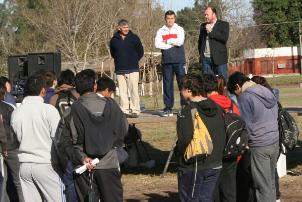 Inauguran pista de atletismo
