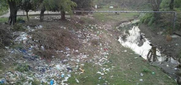 El arroyo se transformó en un basural