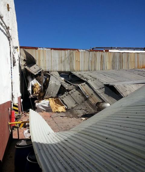 Derrumbe del techo de un galpón de la curtiembre Arlei