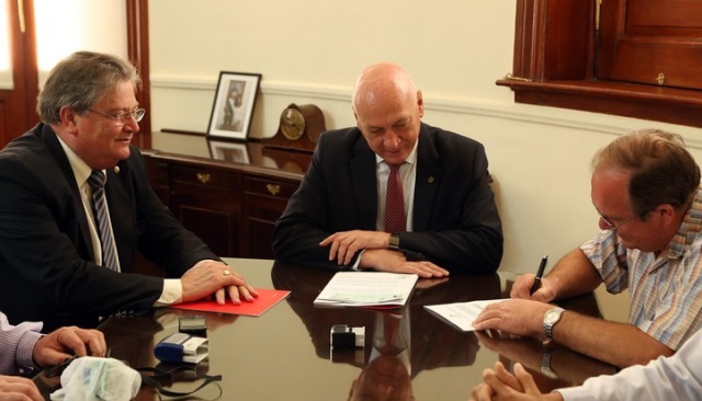 Bonfatti entregó 300 mil pesos a la Cooperativa de Trabajo Forlín Unidos