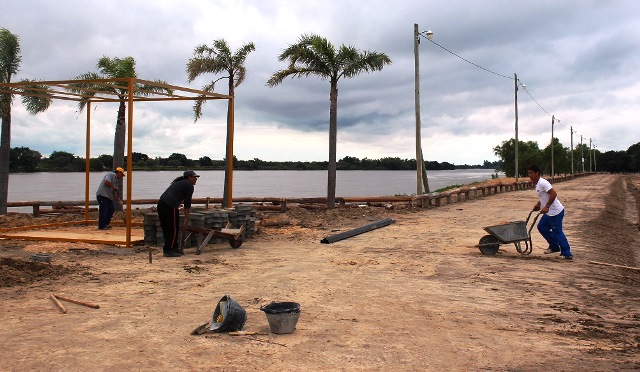 Trabajos en el predio Costa Surubí
