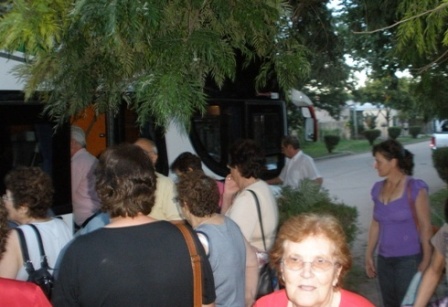 Colectivo lleno de Sandrigo rumbo a Brasil