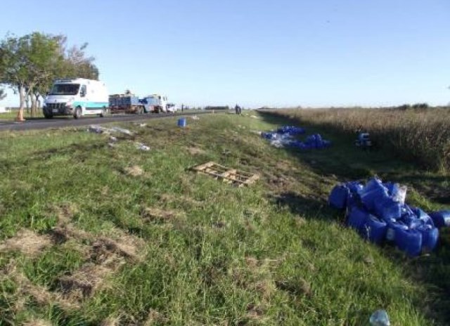 Vuelco de agroquímicos sobre la Ruta Nº 11