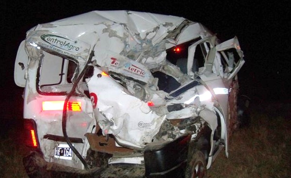 Impacta utilitario contra un semiremolque en Ruta 11