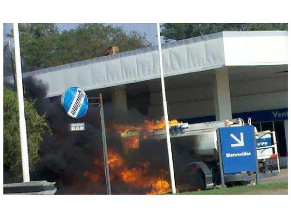 Incendio de un camión de combustible