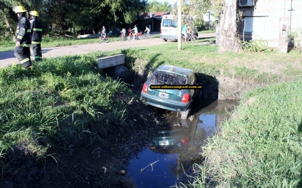 Auto cayó a un zanjón