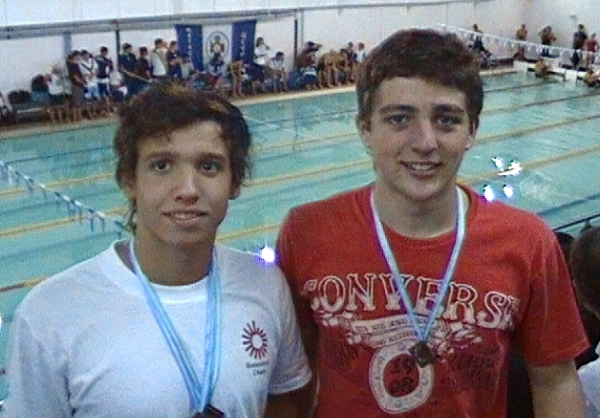 Leo Díaz crece en natación