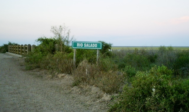 Controlan la crecida del Río Salado
