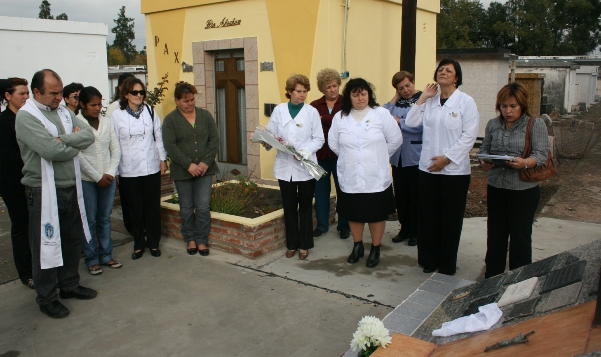 Homenaje a fallecidos de la Escuela 6110 Carlos Saavedra Lamas