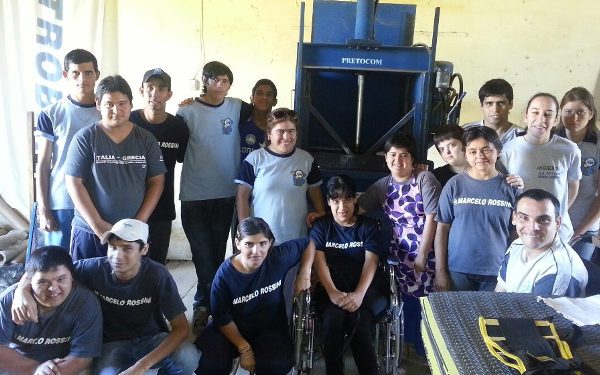 Trabajan en el reciclado de botellas plásticas