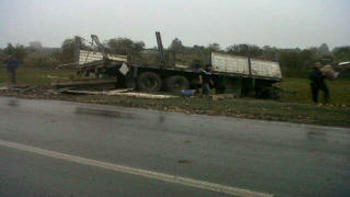 Volcó un camión cargado con papas