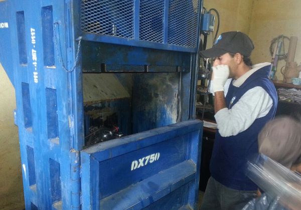 Trabajan en el reciclado de botellas plásticas