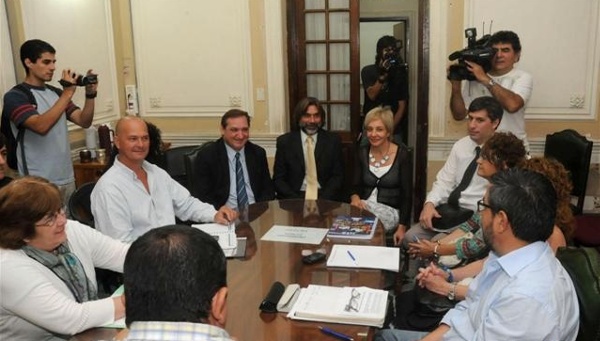 Continúan los paros los docentes públicos