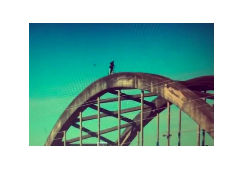 Cruzó en bici el arco del Puente Carretero