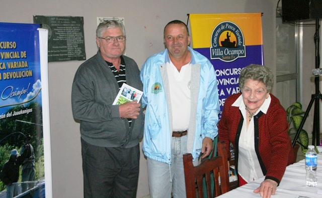 Celestino Furlan recibiendo un ejemplar