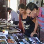 Leandro observando la muestra fotográfica que se expondrá este lunes en la inauguración del Mirador