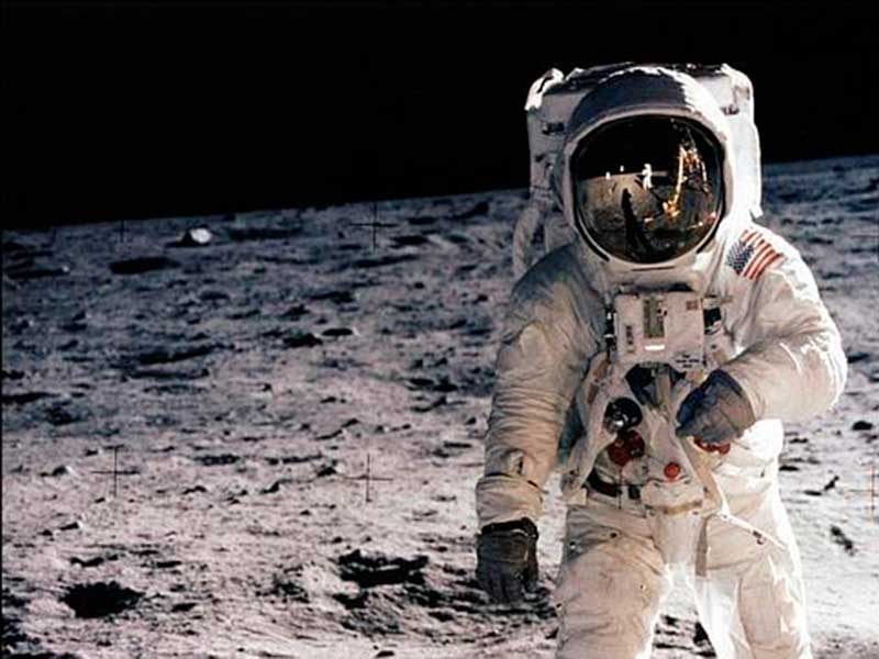 La llegada a la Luna y el festejo del día de la amistad