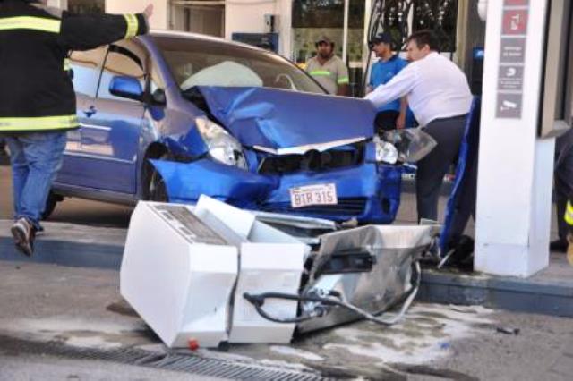 El surtidor arrancado por el auto conducido por la mujer paraguaya