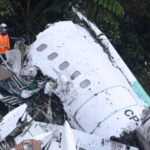 Personal de rescate entre los restos del avión de LAMIA (AP/Luis Benavides)