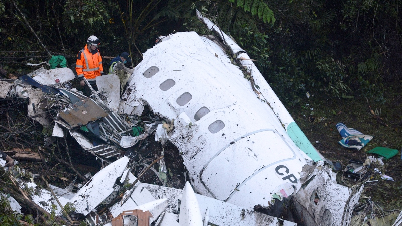 Personal de rescate entre los restos del avión de LAMIA (AP/Luis Benavides)